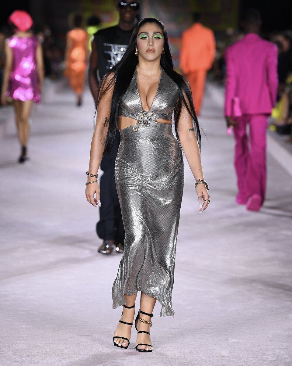Lourdes Leon Thời trang versace