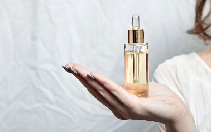 mineral oil trị da khô