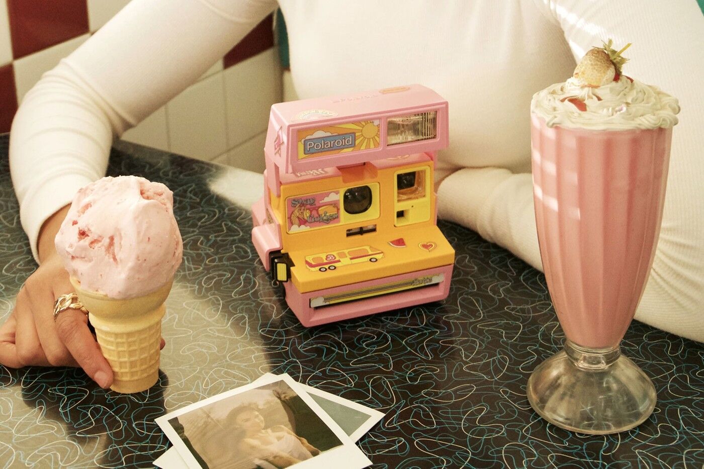 Polaroid Sunny 600 được “Barbie hoá” trong một phiên bản giới hạn vô cùng đặc biệt