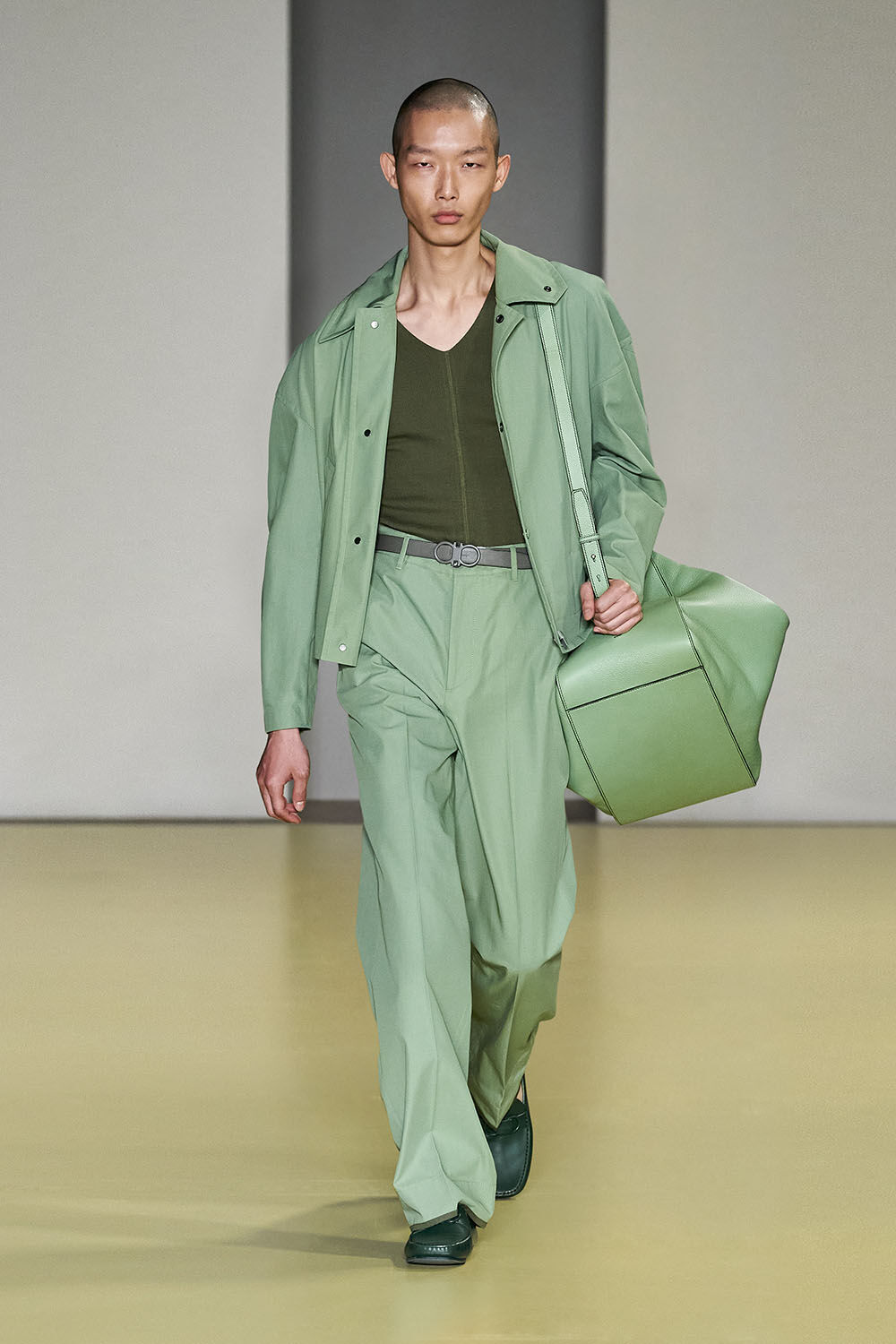 Salvatore Ferragamo BST Xuân Hè 2021 và bộ trang phục nam màu xanh