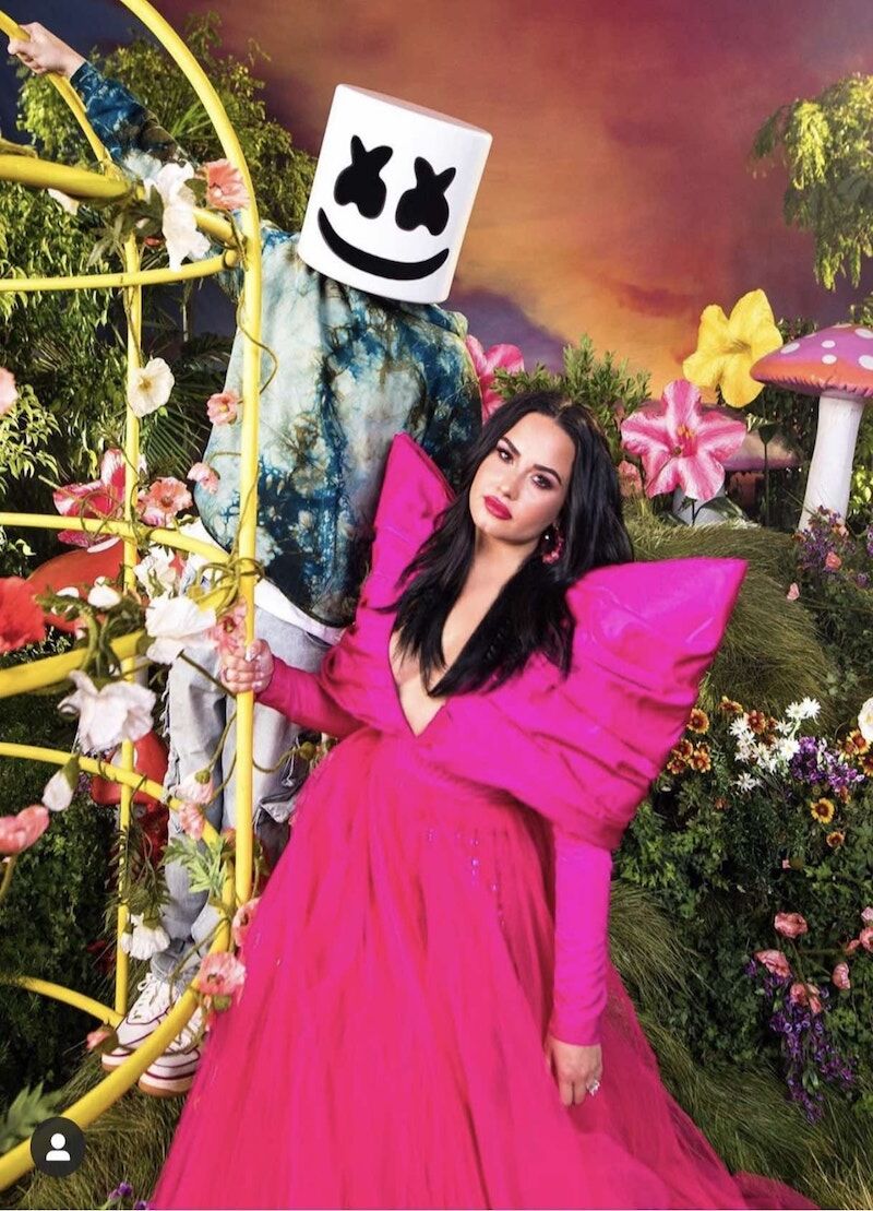 Demi Lovato và chiếc đầm CONG TRI trong bản hit OK to not be OK