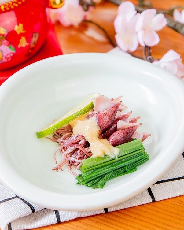 Mực Hotaru Ika hấp ăn kèm sốt Sumiso chính là đặc sản trong mùa hoa anh đào nở.