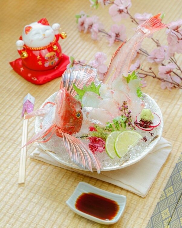 Houbou Sugata Zukuri: Thịt cá fillet trang trí cùng bộ xương tuyệt đẹp, đôi cánh xoè như đoá hoa rực rỡ