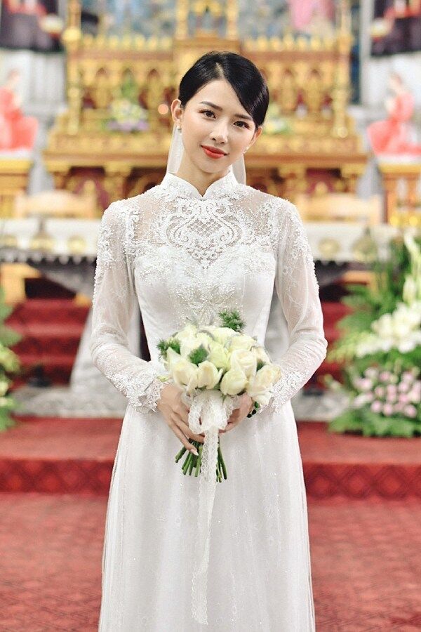 Trước đó, Khánh Vy diện bộ áo dài trắng có giá 40 triệu đồng.