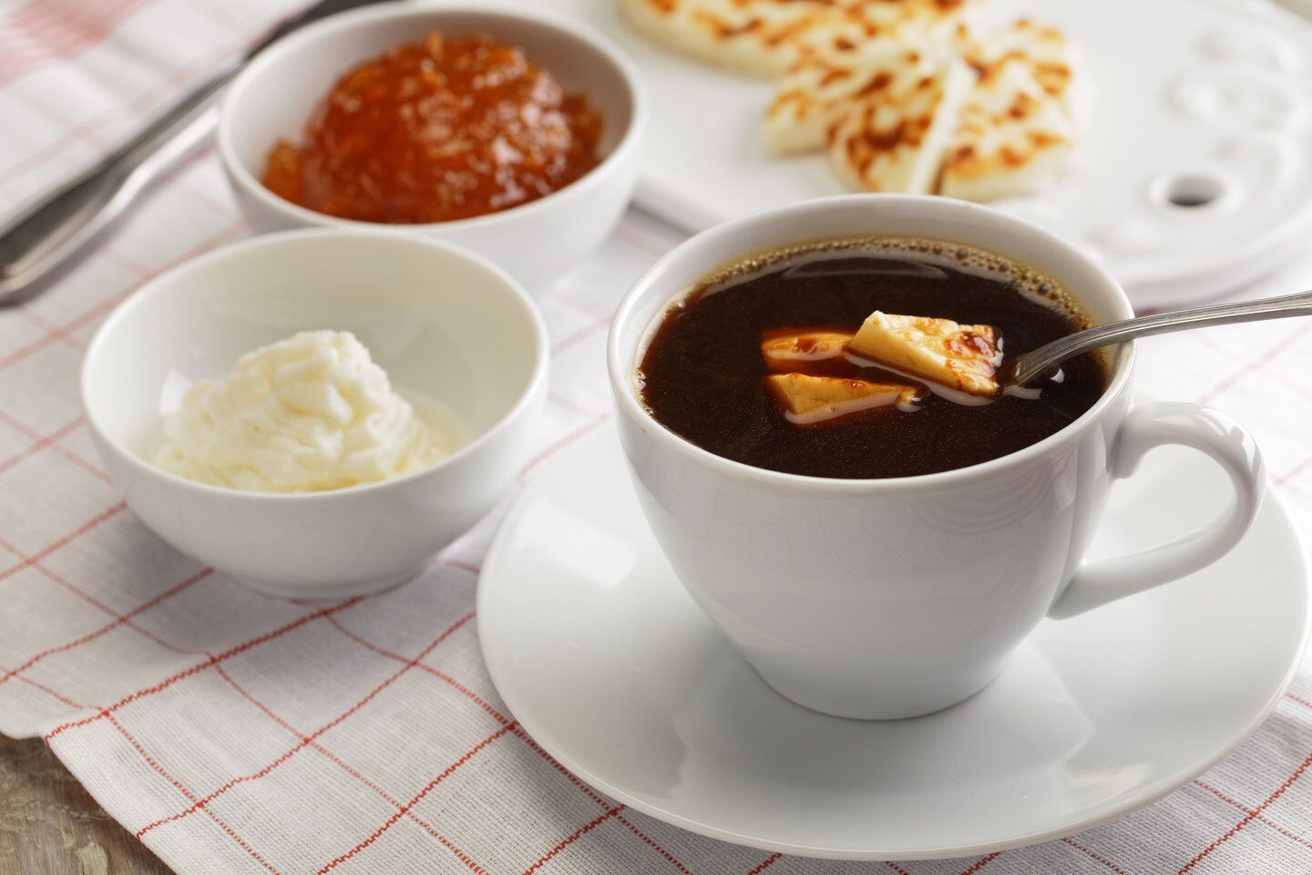 Kaffeost là sự kết hợp giữa phô mai nướng phần lan và cà phê nguyên chất.