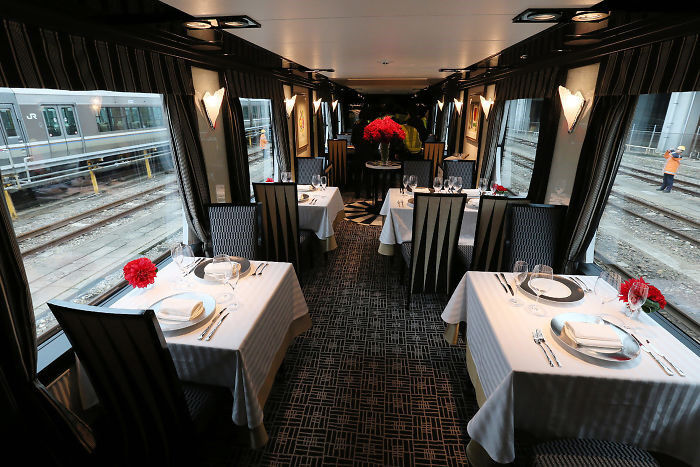 Nội thất bên trong chuyến xe lửa Sunrise Express Nhật Bản