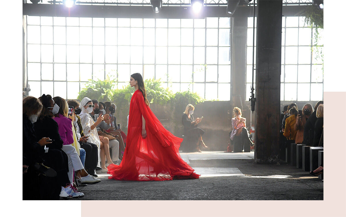 Sắc đỏ trong thời trang Valentino