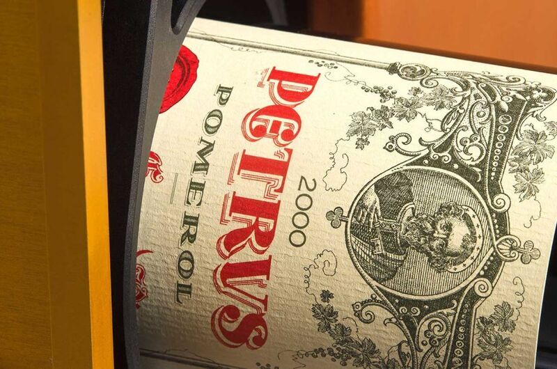 Chai rượu Petrus 2000 được ủ trên không gian