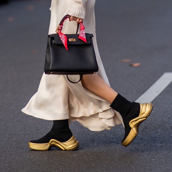 Street style giày thể thao và túi Hermes Birkin