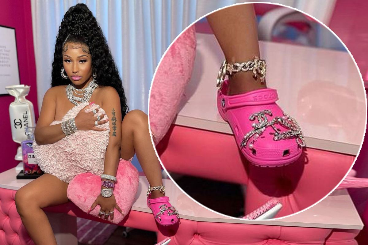 Nữ rapper Nicki Minaj diện đôi Crocs hồng