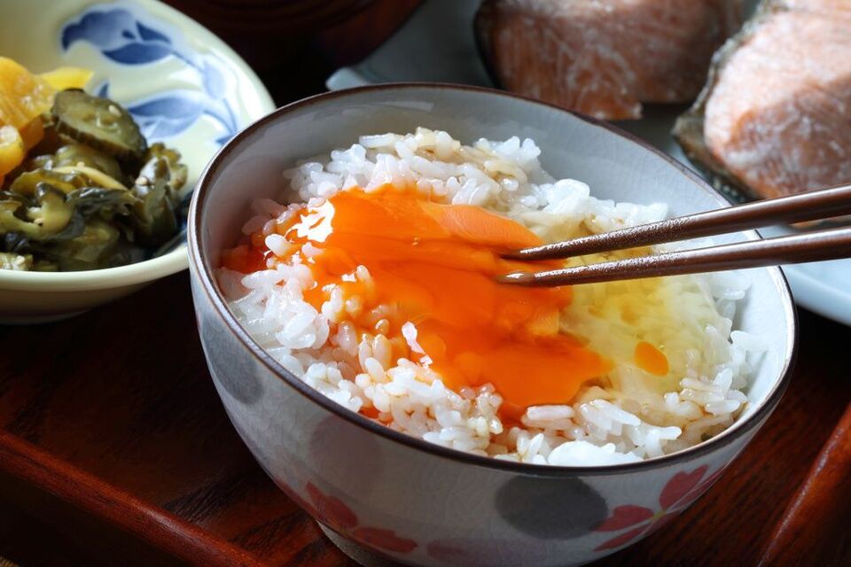 Cơm trộn trứng sống