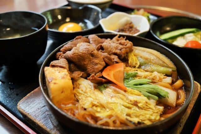 Là một món ăn cao cấp nên lẩu Sukiyaki phải được chế biến từ những nguyên liệu thương hạng, thịt bò là một nguyên liệu chính,