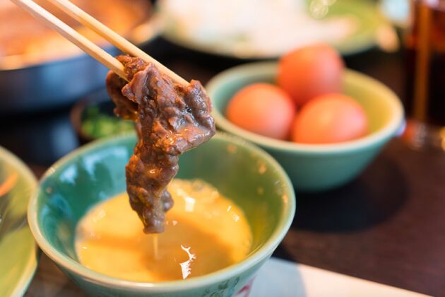 Thịt bò nhúng với trứng tạo ra vị ngọt béo hấp dẫn