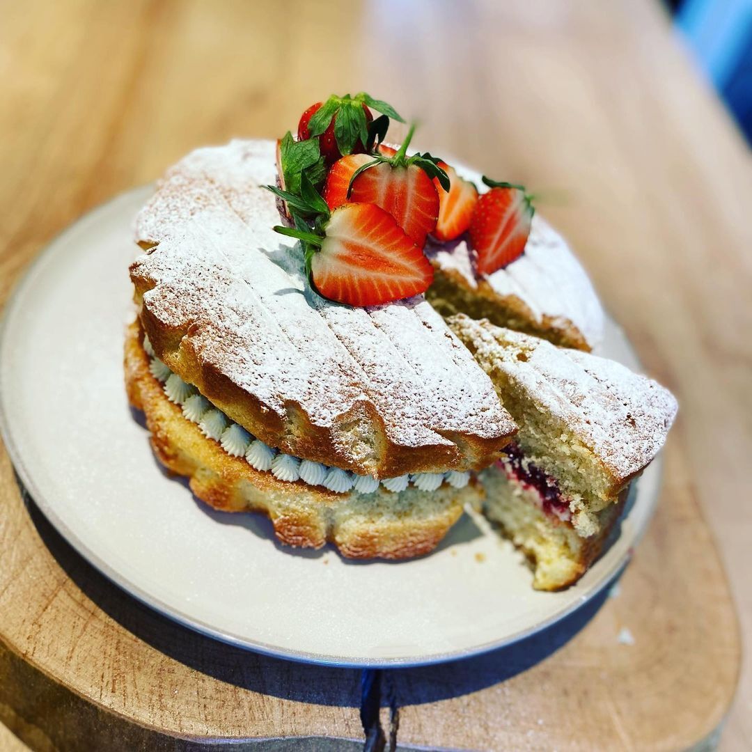 Ngày nay, phiên bản Victoria Sponge Cake có thể cho thêm hoa quả tươi, chocolate bên trên để tăng phần hấp dẫn.