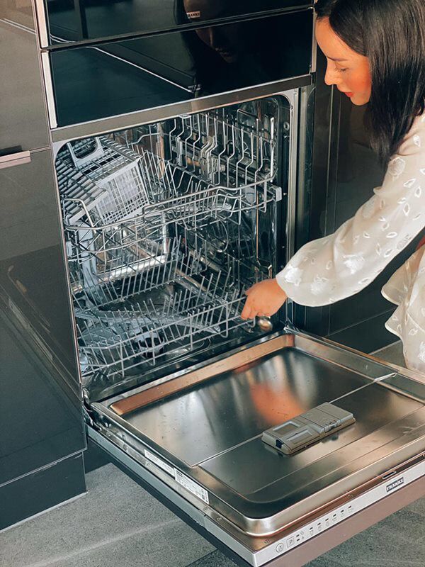 Căn bếp toát ra mùi tiền của Angela Chu
