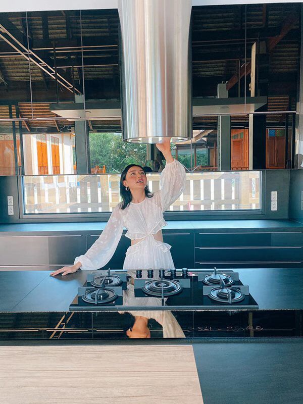Căn bếp toát ra mùi tiền của Angela Chu