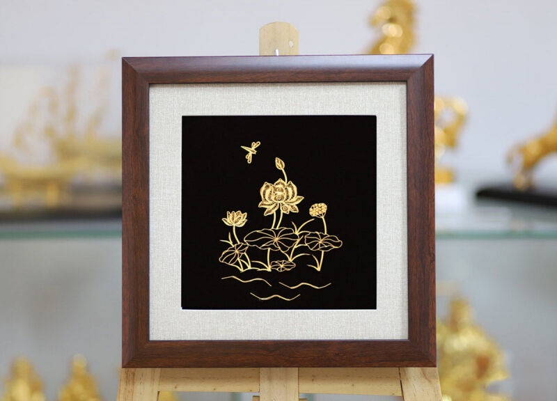 Tranh hoa sen mạ vàng mang đến khí chất thoát tục, thanh cao, tĩnh lặng mà tình nghĩa đậm sâu chất chứa trong lòng mỗi người mẹ.