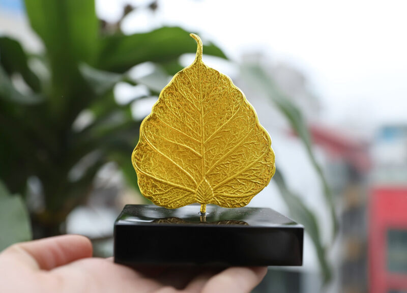 Lá Bồ Đề mạ vàng - Món quà với ý nghĩa mong muốn cuộc sống luôn gặp nhiều may mắn, bình an và hạnh phúc, là điều mà mọi người mẹ mong ước và luôn cố gắng hướng tới cho gia đình.