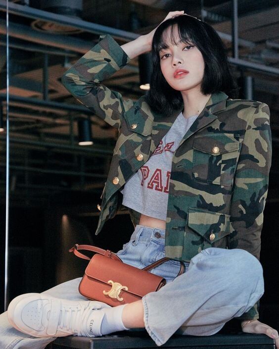 Lisa được đích thân nhà thiết kế huyền thoại Hedi Slimane lựa chọn là đại sứ thương hiệu toàn cầu đầu tiên trong lịch sử 75 năm thành lập của nhà mốt Celine.