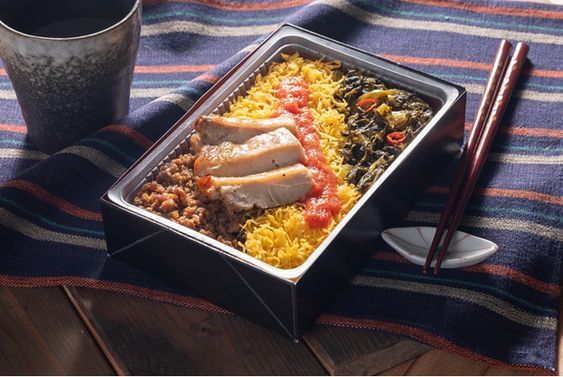 Bento trứng cá tuyết và gà