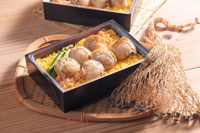 Bento cá hồi, sò điệp. Ảnh: grapee