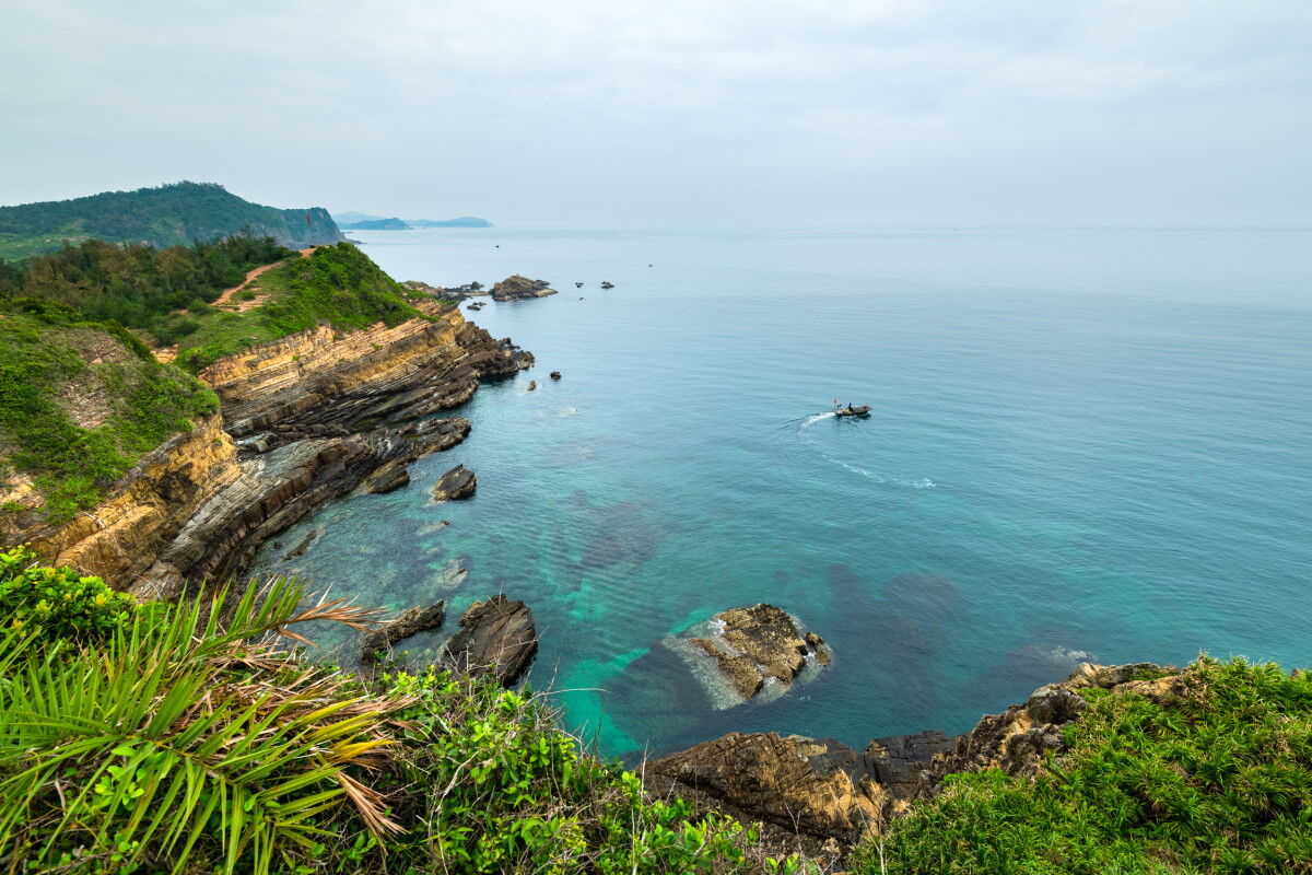 Đến Cô Tô dệt nên chuyện tình với đảo - 1
