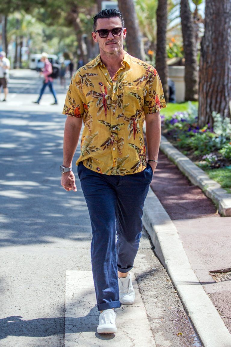 bạn hoàn toàn có thể phối áo Hawaii với nhiều kiểu quần tây, quần chinos hay quần jean trắng.