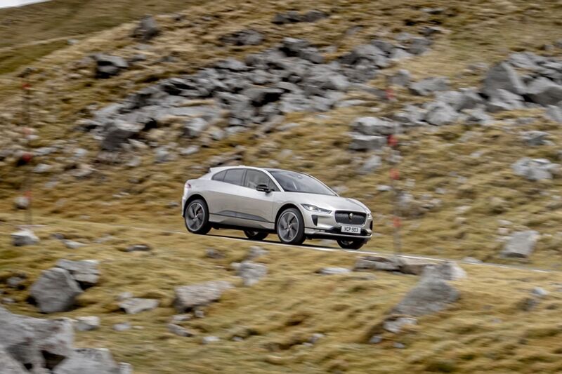 SUV Jaguar I-PACE vượt thử thách Everesting chỉ với 1 lần sạc