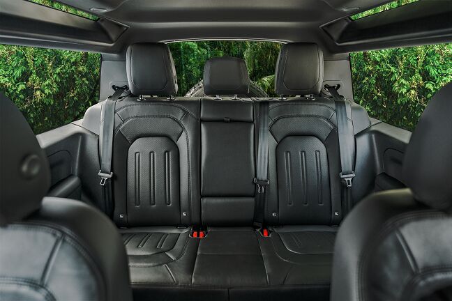 Land Rover Defender 90 mới ra mắt tại Việt Nam: Thêm lựa chọn SUV cho khách hàng thích sự khác biệt land-rover-defender-90-3.png