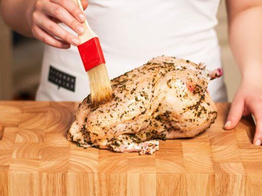 Không ướp gà trước khi nướng