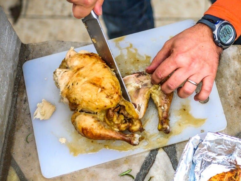 Chặt gà ngay sau khi vừa ra khỏi lò nướng