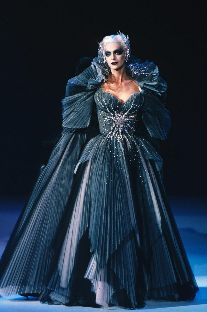 Thông qua những thiết kế avant garde, Mugler thể hiện một sức mạnh gần như vô thực dành cho phái nữ