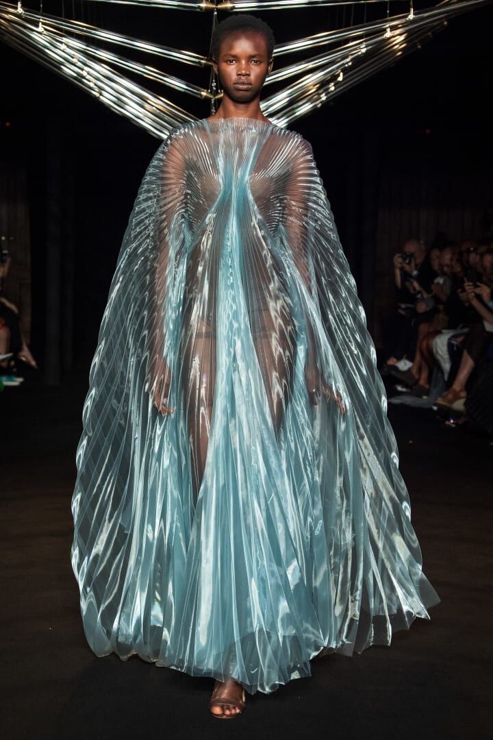 Iris Van Herpen rất khéo léo trong việc xử lý kỹ thuật 3D