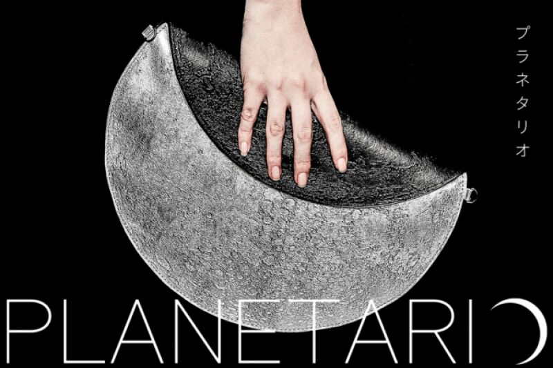 Planetario Clutch Bag - chiếc túi xách tay tinh tế mô phỏng bề mặt phức tạp của Mặt Trăng