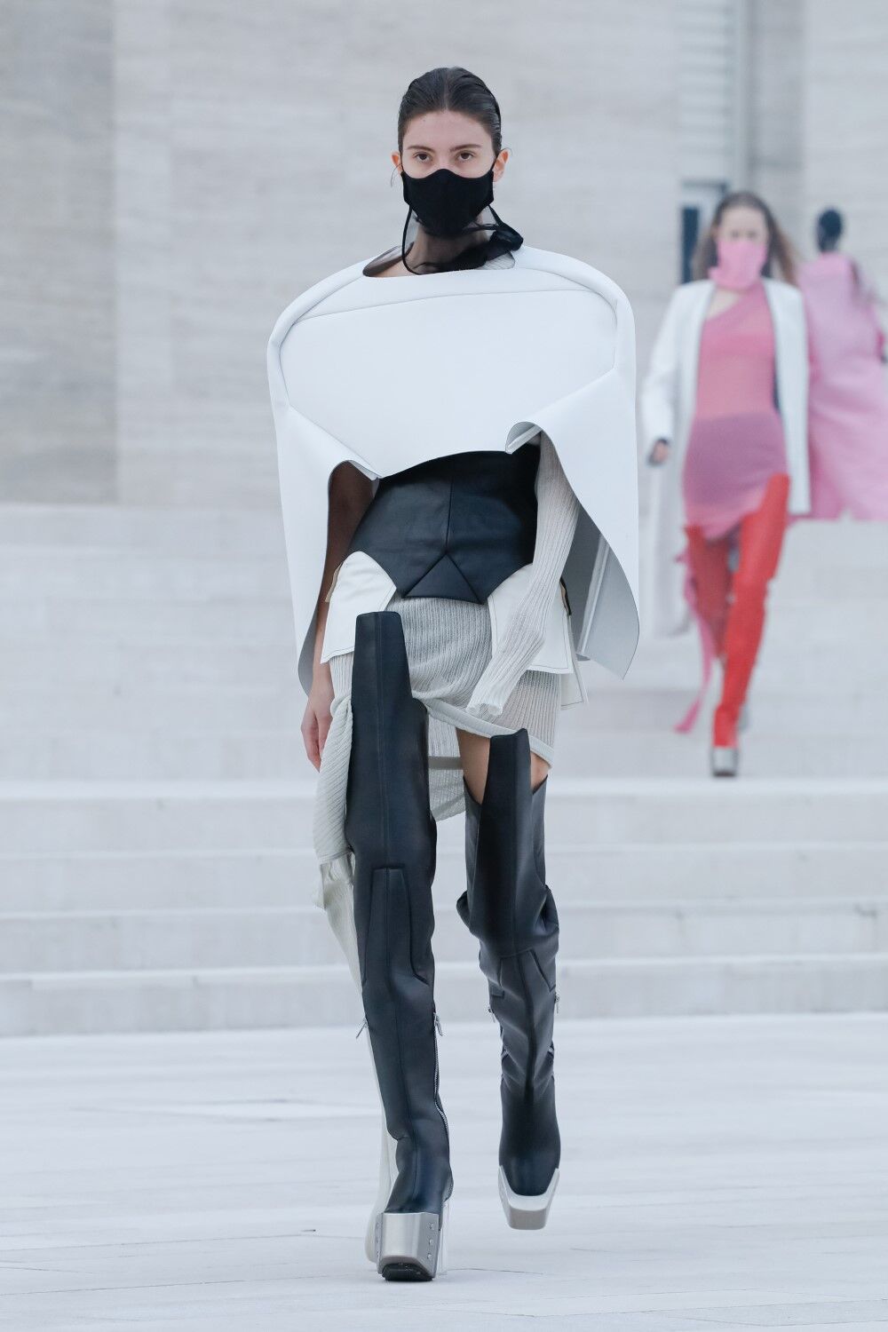 Bộ sưu tập gần đây nhất của Rick Owens trong khuôn khổ Paris Fashion Week nhấn mạnh vào những cấu trúc hình học