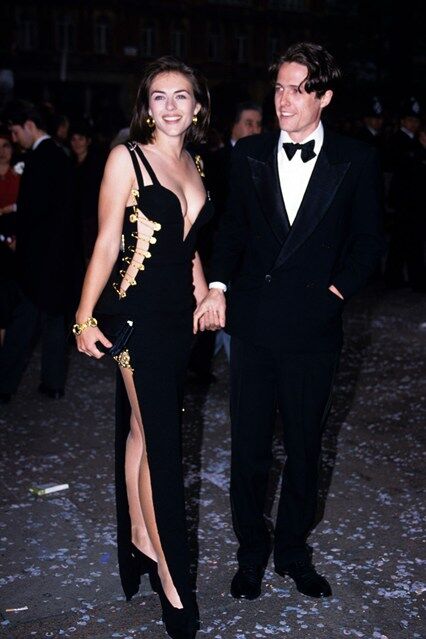 Elizabeth Hurley - Chiếc váy kim băng của Versace