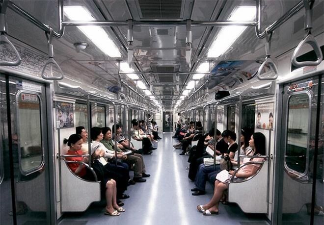 Đi bộ đến nhà ga, tàu điện và việc sử dụng phương tiện công cộng hàng ngày cũng