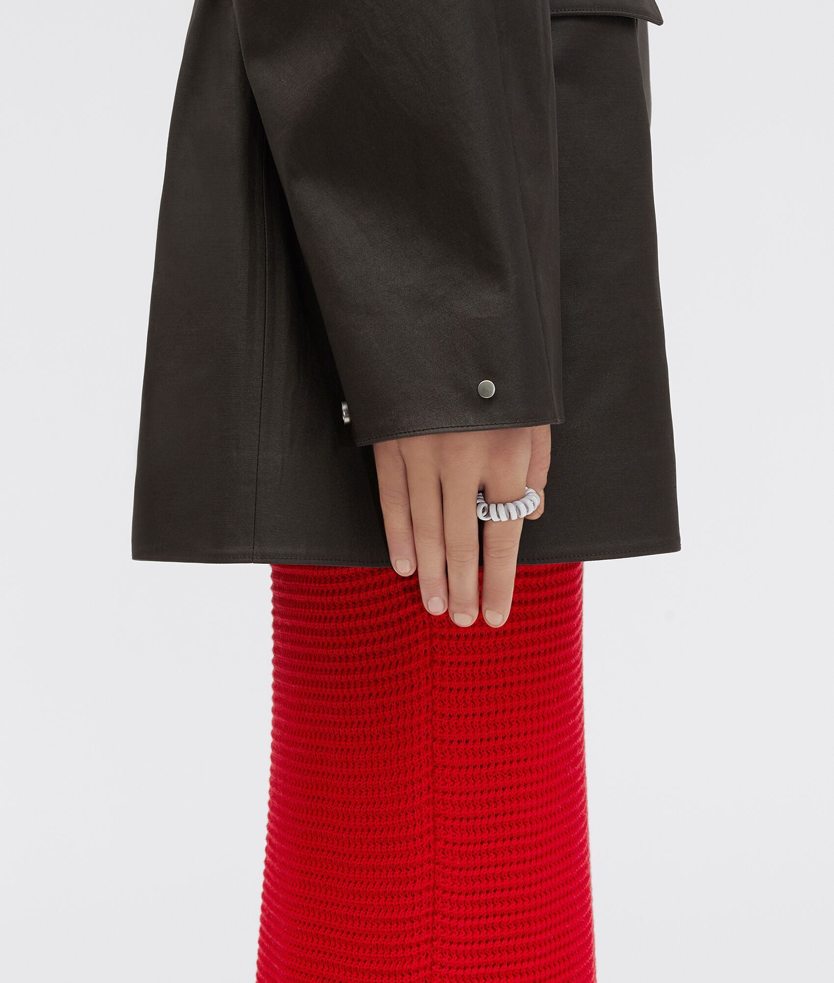 Bộ phụ kiện bao gồm khuyên tai và nhẫn trông giống dây điện thoại của Bottega Veneta