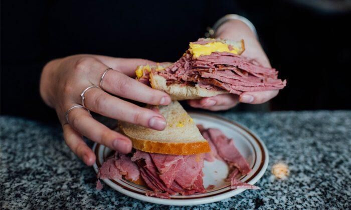 Bánh mì thịt xông khói Montreal tại Schwartz’s Deli