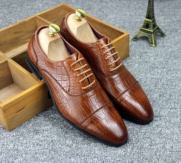 Về kiểu dáng, bạn nên chọn những kiểu giày ôm chân gọn gàng