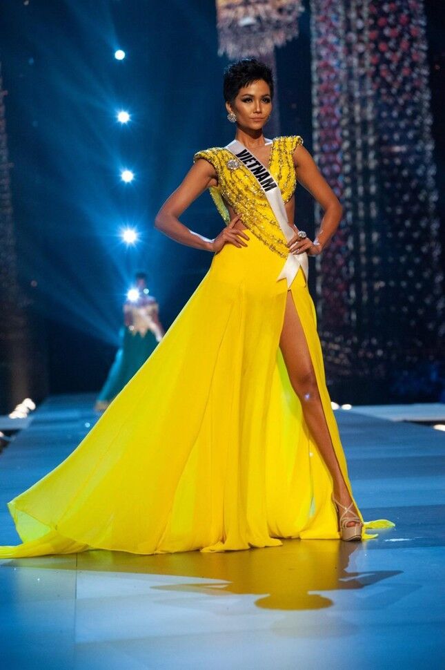 H'Hen Niê có rất nhiều bộ váy đẹp hoàn mỹ tại "Miss Universe 2018".