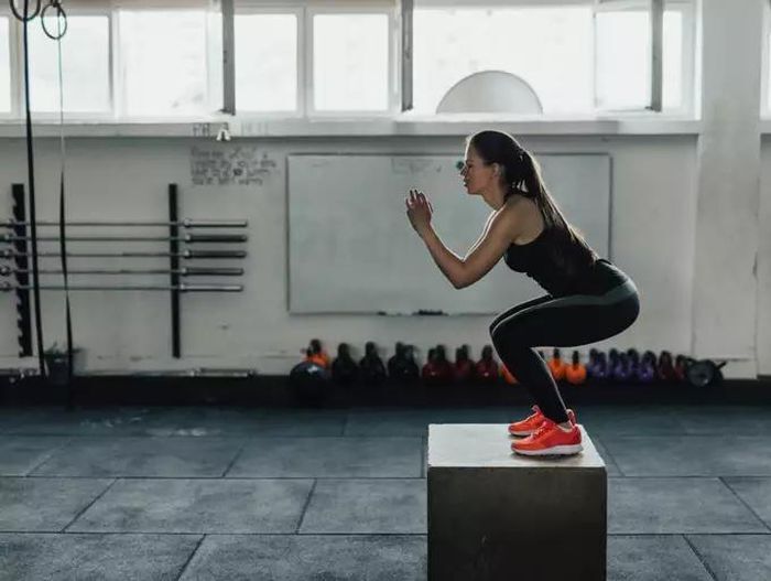 Squat bật nhảy