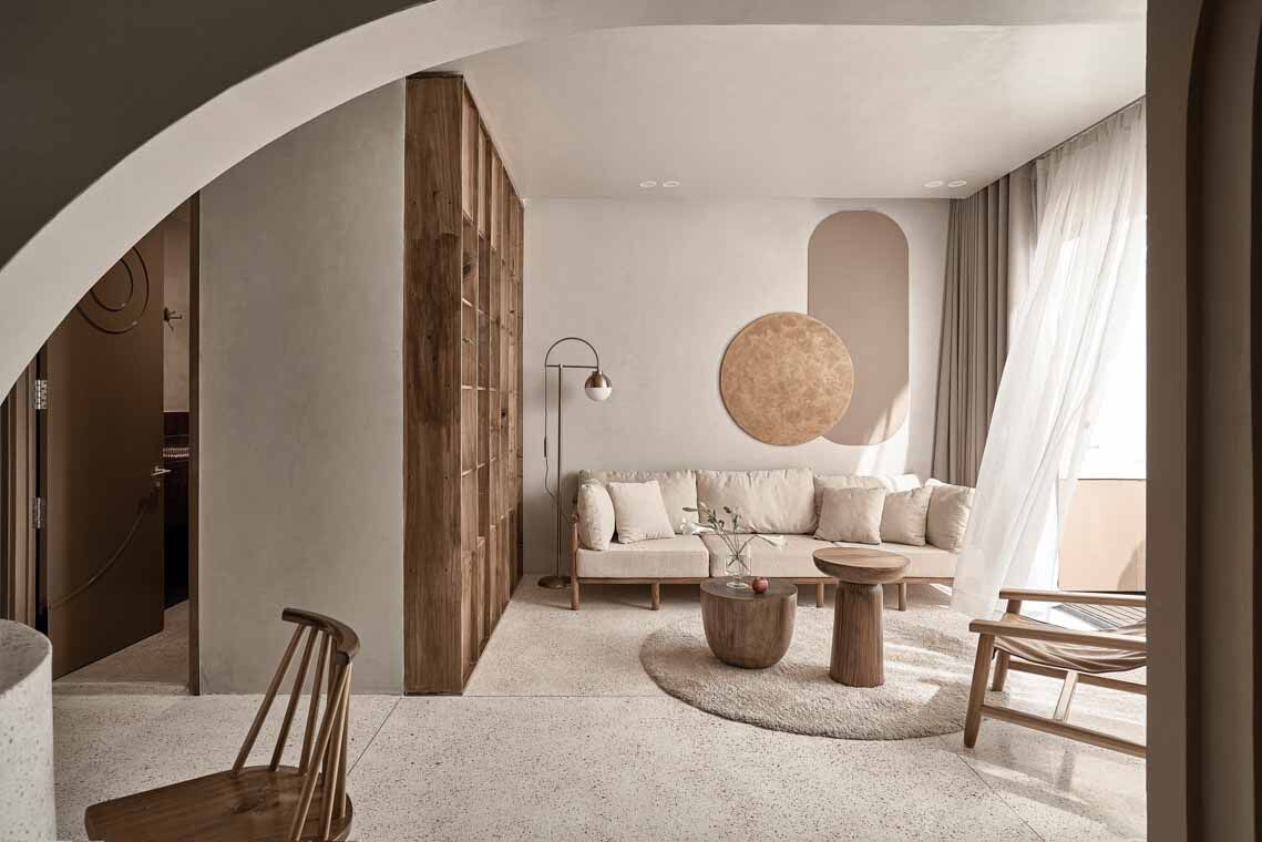 Gái Huế mua căn hộ ở trung tâm thành phố, thiết kế như chiếc hộp màu nâu, ít đồ nhưng vẫn sang khỏi bàn - Ảnh 1.