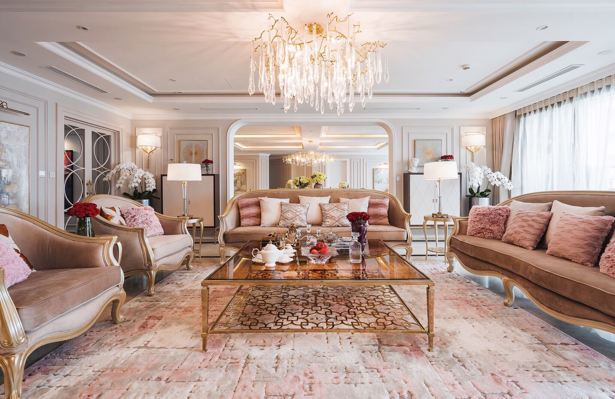 Biệt thự trên không rộng 300m2 của vợ chồng Hà Nội: Giá trị 13 tỷ đồng, phong cách tân cổ điển vừa sang vừa hút mắt - Ảnh 2.
