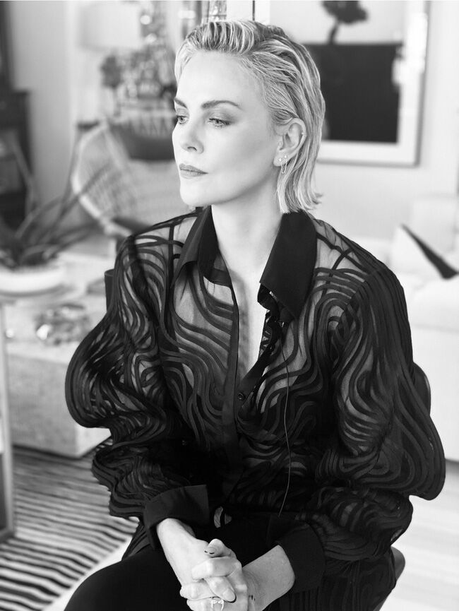 Mỹ nhân Fast & Furious - Charlize Theron diện sơ mi xuyên thấu của NTK Công Trí trên sóng truyền hình Mỹ-3