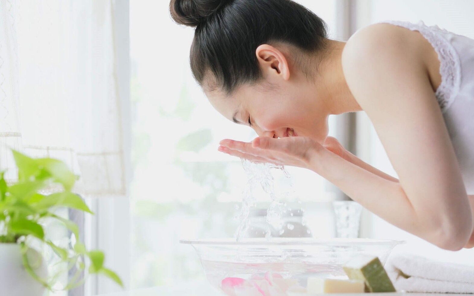 Bật mí cách sử dụng nước muối sinh lý trong chăm sóc da mặt