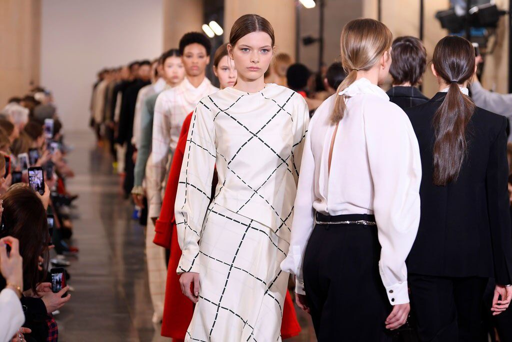 Thương hiệu đắt giá Victoria Beckham giảm giá hơn 40% để thu hút khách hàng-3