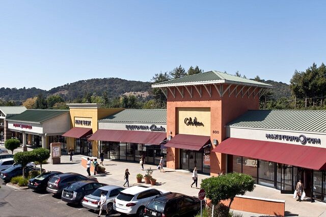 Napa Premium Outlets tọa lạc tại thung lũng Napa xinh đẹp nên quang cảnh xung quanh cũng yên bình hơn nhiều.