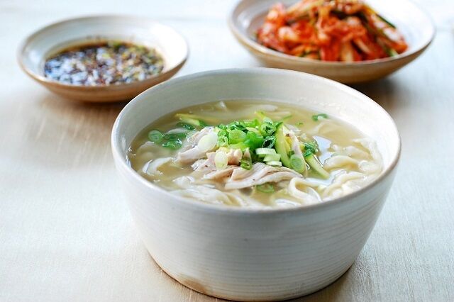 Dak Kalguksu món ăn từ gà cực ngon cho mùa hè tại Hàn Quốc