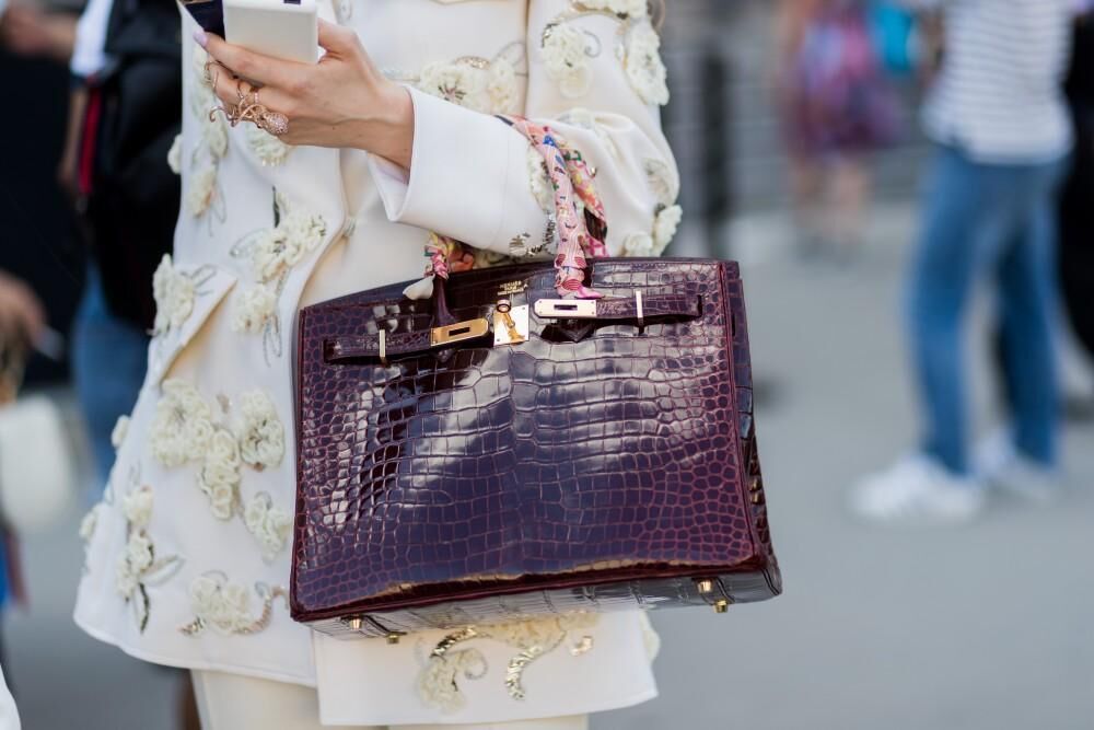 Túi xách Birkin kết hợp hoàn hảo giữa vẻ đẹp tự do và quyến rũ của biểu tượng người Pháp Jane Birkin.